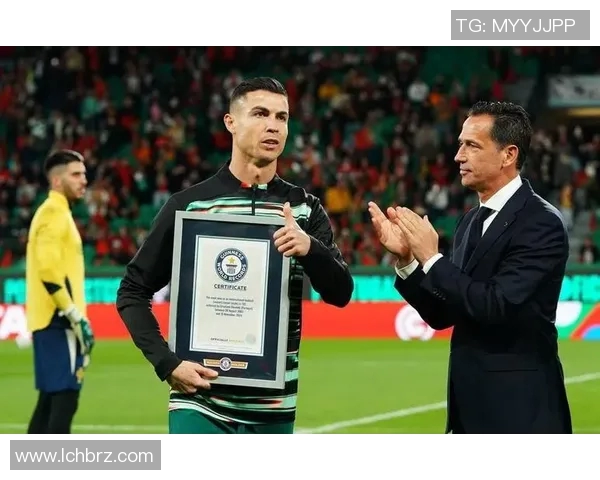 足球场上泪水凝聚的瞬间：球星背后的坚持与荣耀