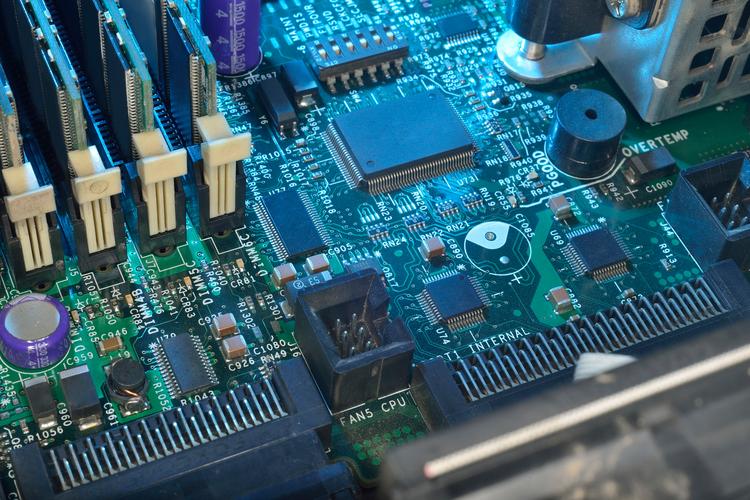 软件先行 计算机系统中软件领先于硬件的内在逻辑